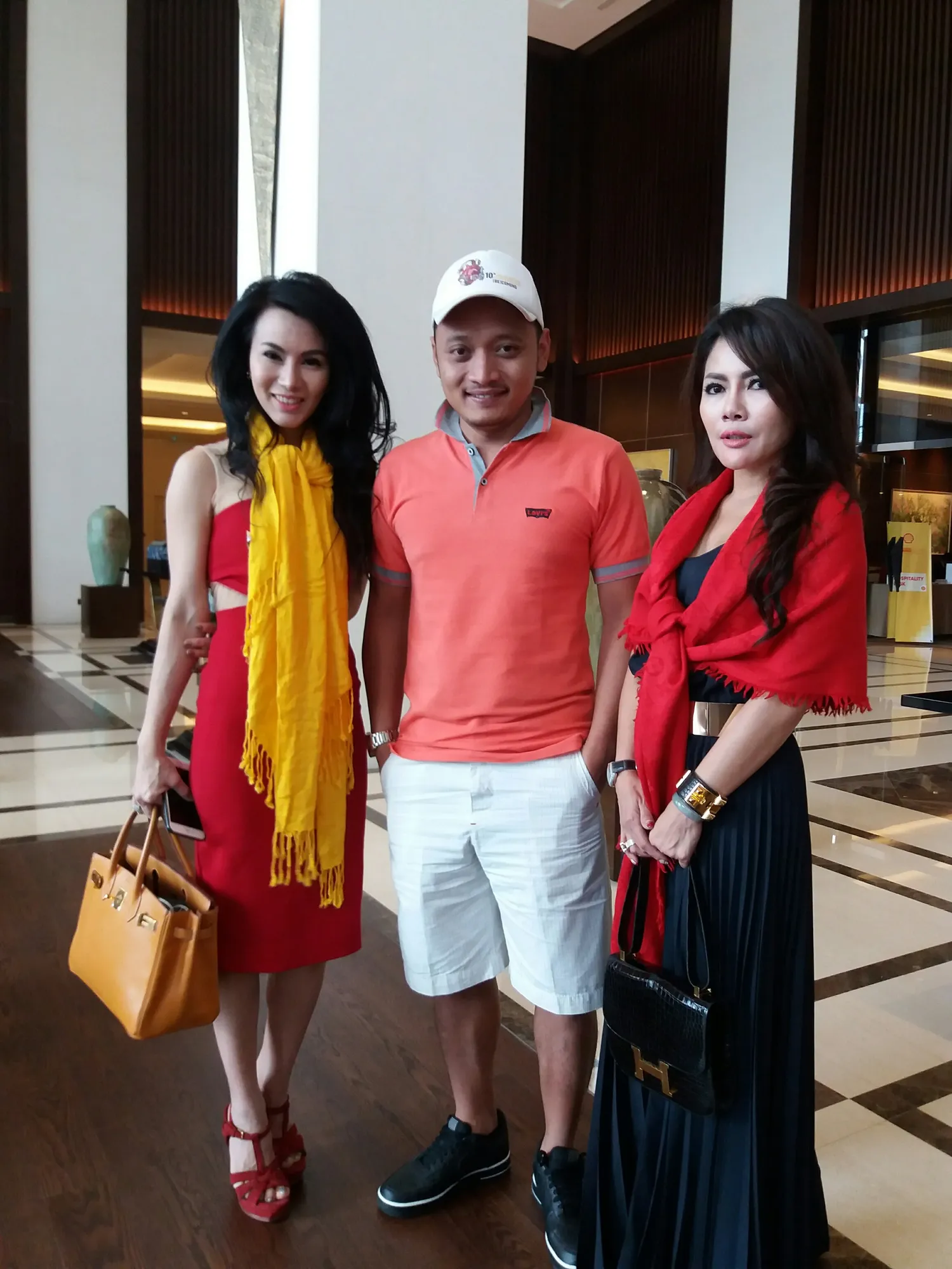 Hestu dan duo sosialita asal Surabaya © KapanLagi.com®/Sahal Fadhli