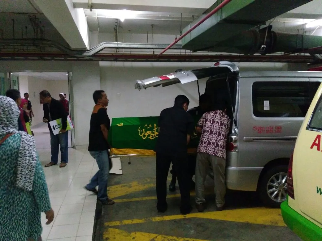 Jenazah almarhum ayah Narji dibawa pulang dari RS Sari Asih. ©Donny Pratama
