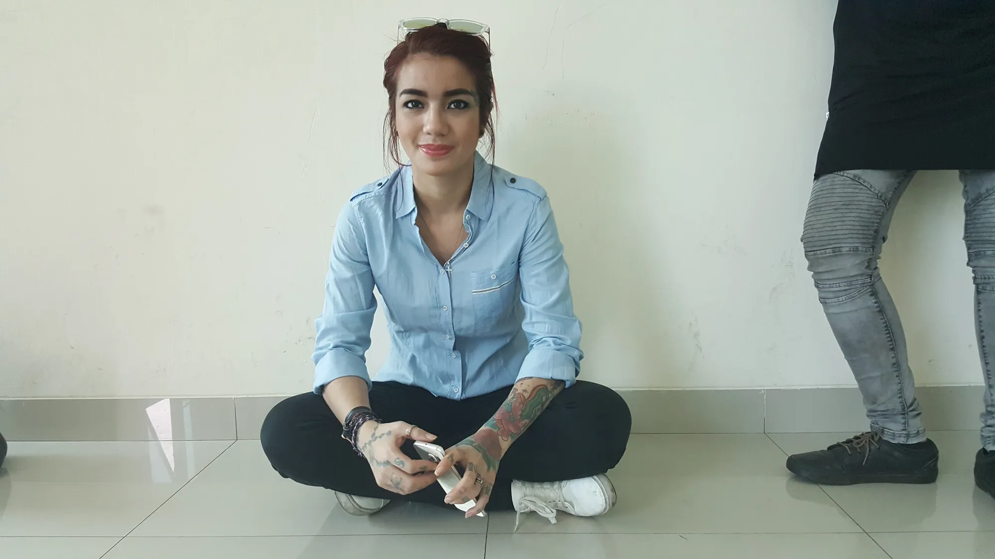 Sheila duduk di lantai sambil tunggu persidangan/©Istimewa