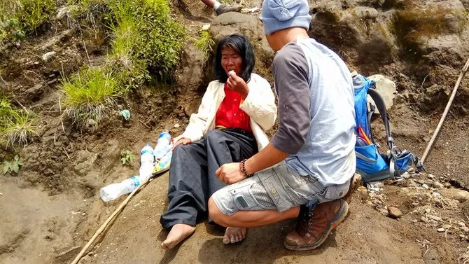 Ibu Arsini, wanita yang ditinggalkan di puncak gunung selama 9 minggu © merdeka.com