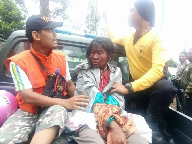 Setelah ditemui oleh pendaki baik hati bernama Nury Sybli, ibu Arsini akhirnya diselamatkan oleh petugas © merdeka.com