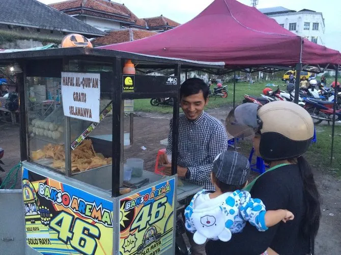 Motivasi Rahmad menggratiskan bakso bagi penghafal Qur'an adalah cita-citanya untuk menjadi Hafidz Qur'an © merdeka.com