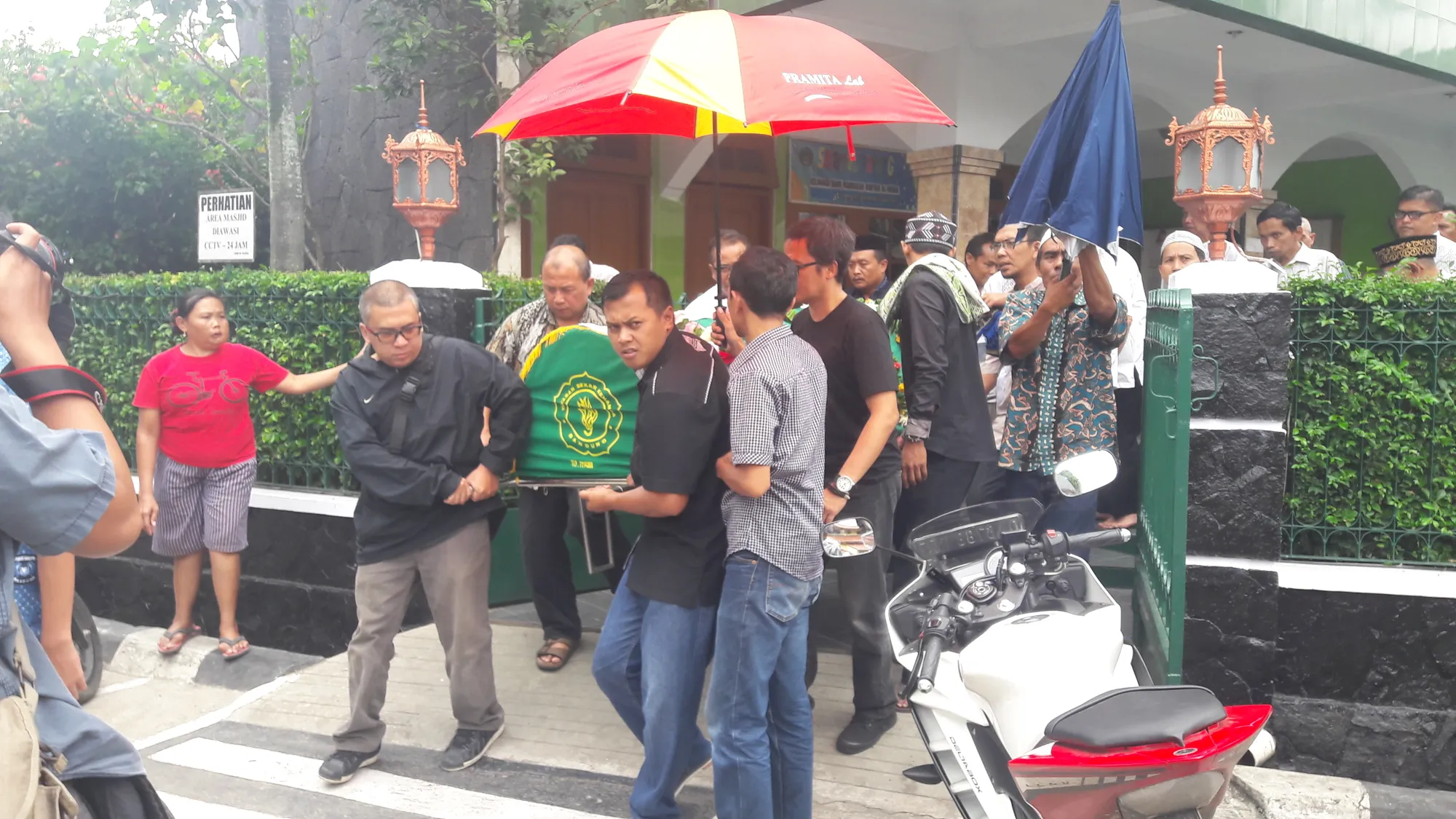 Belum nampak personel Project Pop di rumah duka Oon. ŠKapanLagi.com/Fikri Alfi Rosyadi