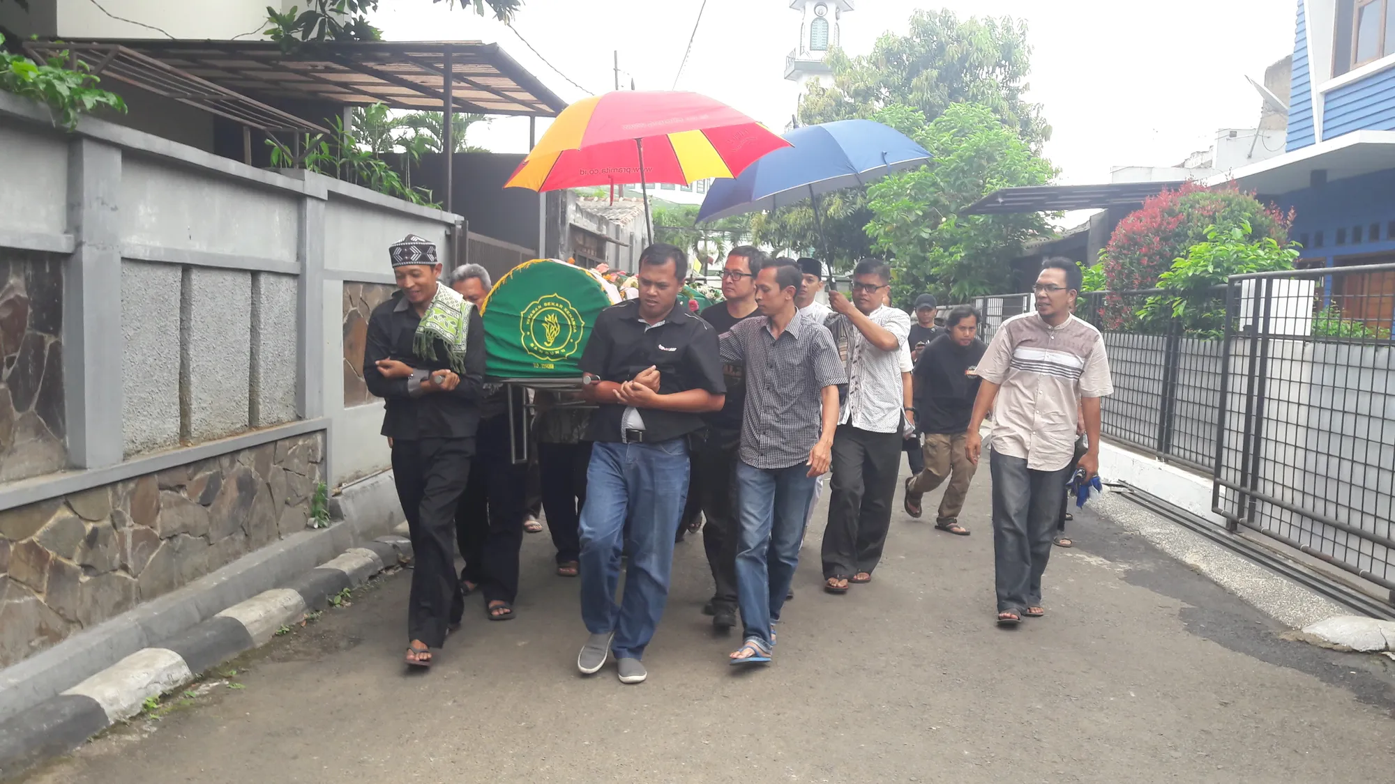 Setelah dari rumah duka, jenazah Oon dibawa ke TPU Mekar Wangi. ŠKapanLagi.com/Fikri Alfi Rosyadi