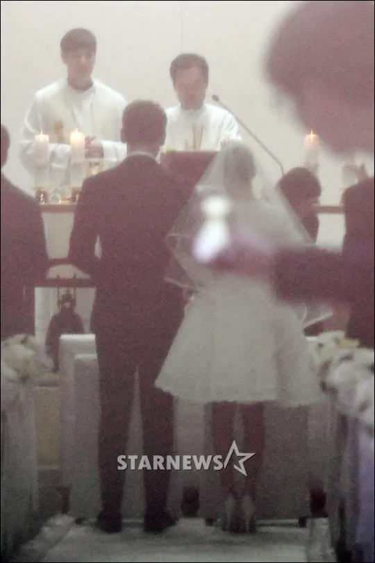 Rain dan Kim Tae Hee mengikat janji suci di depan altar © Starnews