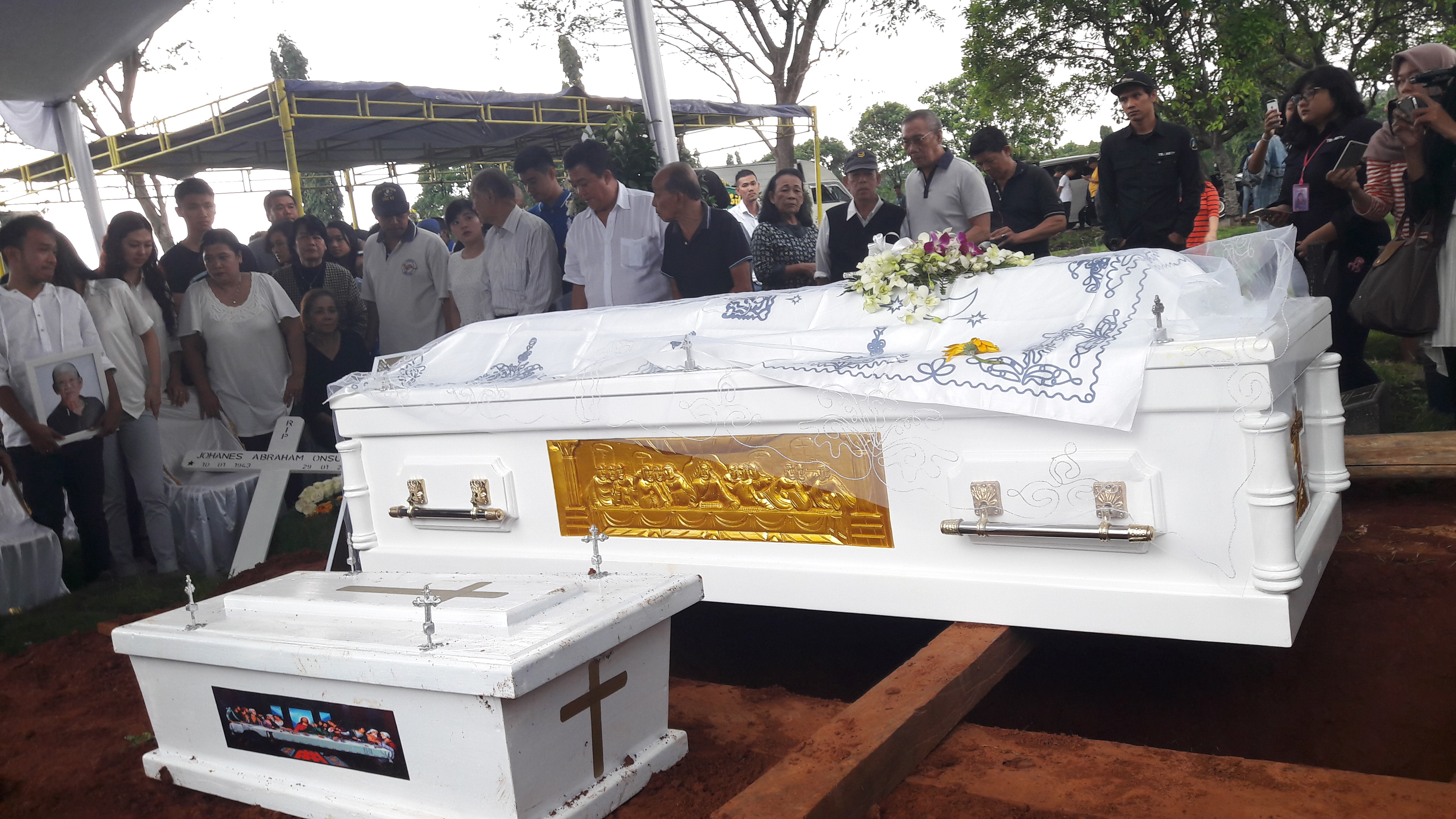 Diantar Ratusan Pelayat, Ayah Ruben Onsu Dimakamkan 