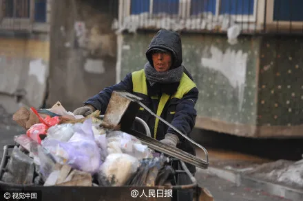 Zhao Yongjiu, kakek tukang sampah yang sumbangkan 3330 juta rupiah untuk sekolahkan 37 anak kurang mampu © shanghaiist.com