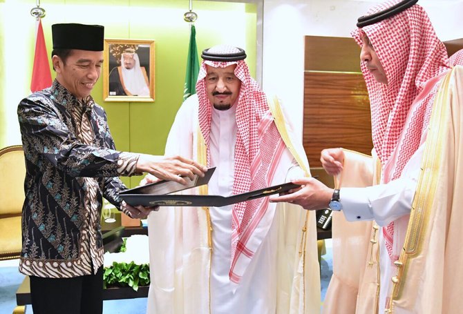 Jubah yang dikenakan oleh Raja Salman beserta anggota keluarga kerajaan lainnya disebut sebagai bihst © Biro Pers Istana