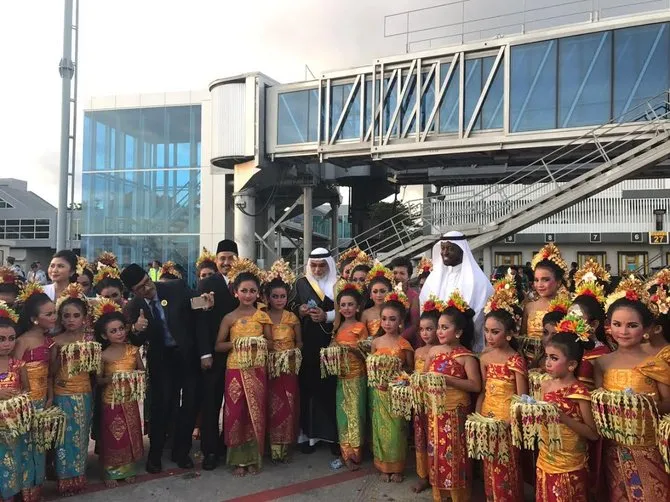 Raja Salman disambut dengan tari Pendet saat mendarat di Bandara Ngurah Rai, Bali © merdeka.com