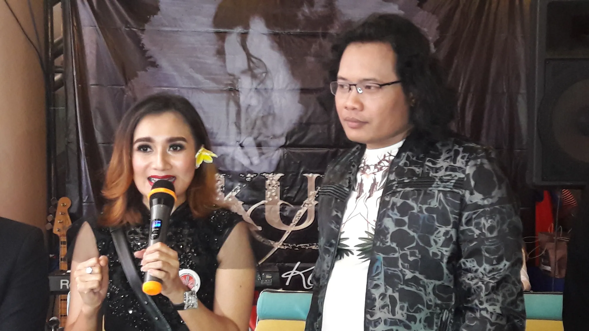 Rilis lagu baru, Nini Carlina puji Kun miliki suara yang bagus. © KapanLagi.com®/Fikri Alfi Rosyadi