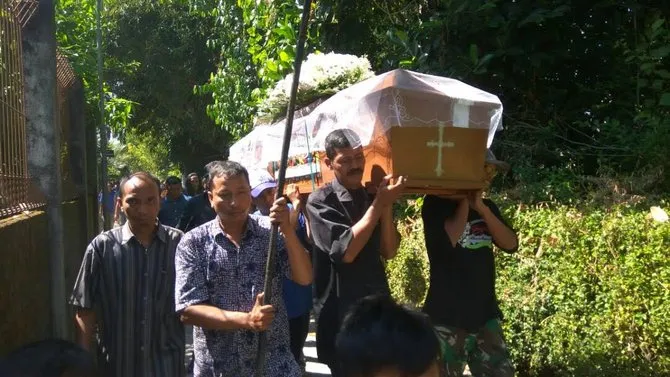 Wiwit dikuburkan bersama semua pernak-pernik yang akan digunakannya untuk berfoto pre-wedding © merdeka.com