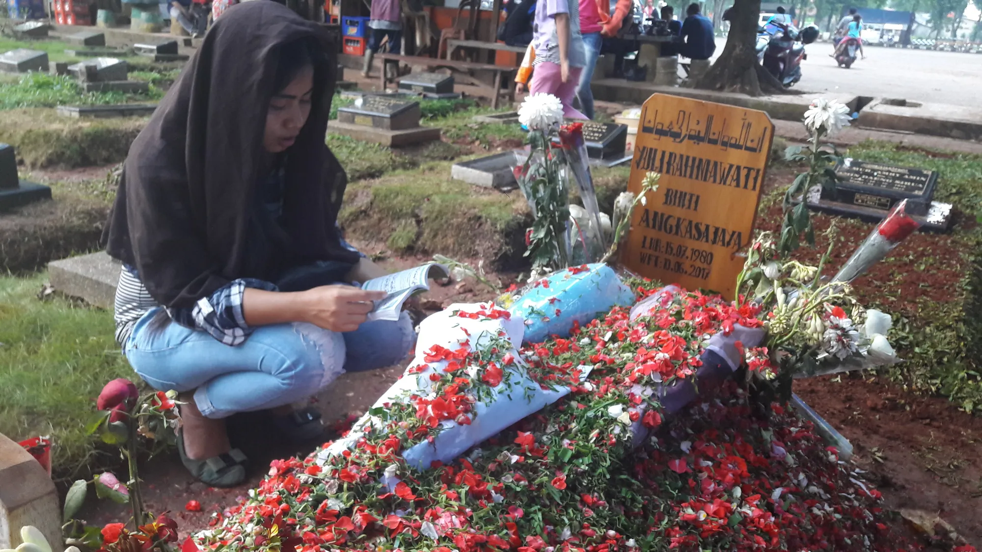 Makam Jupe dipenuhi taburan bunga © KapanLagi.com®/Fikri Alfi Rosyadi