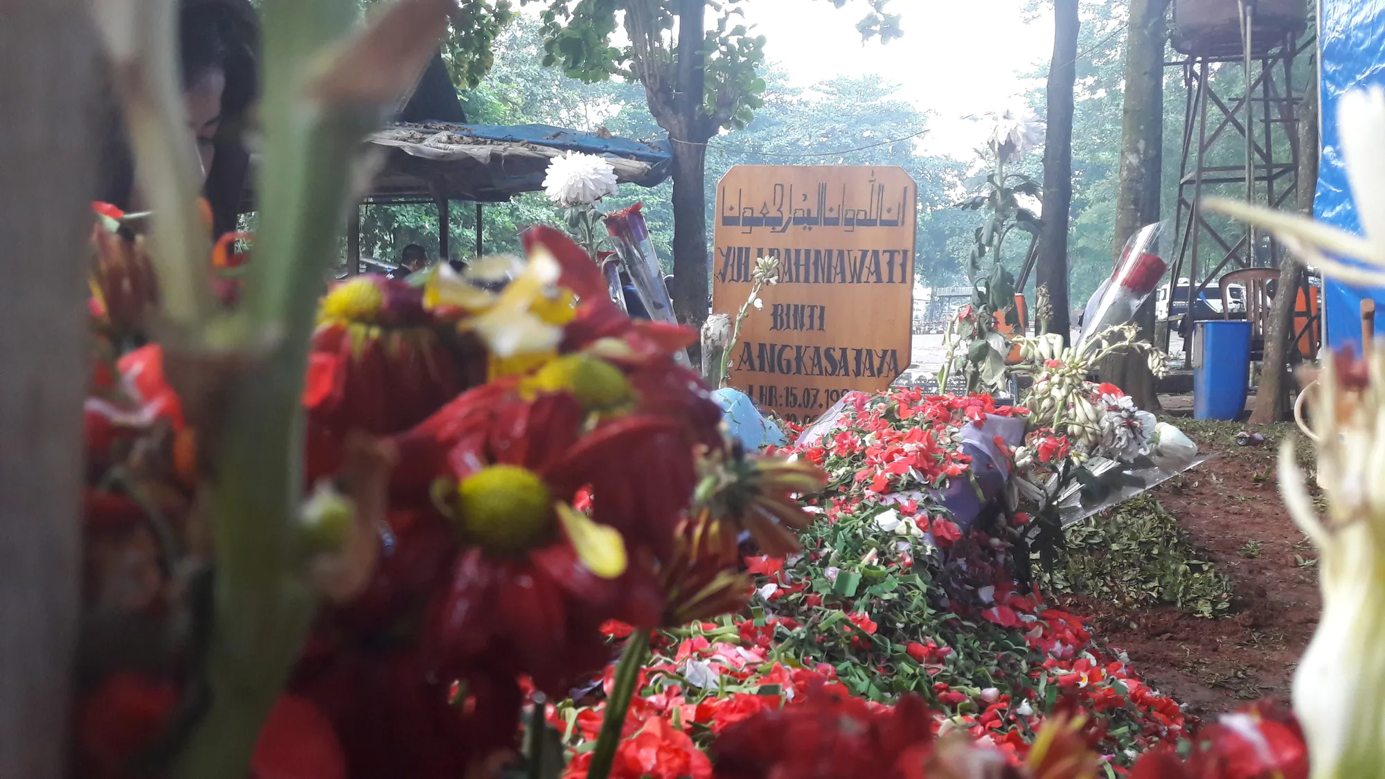 Makam almarhum Julia Perez jadi daya tarik tersendiri bagi warga sekitar. ©KapanLagi.com/Fikri Alfi Rosyadi