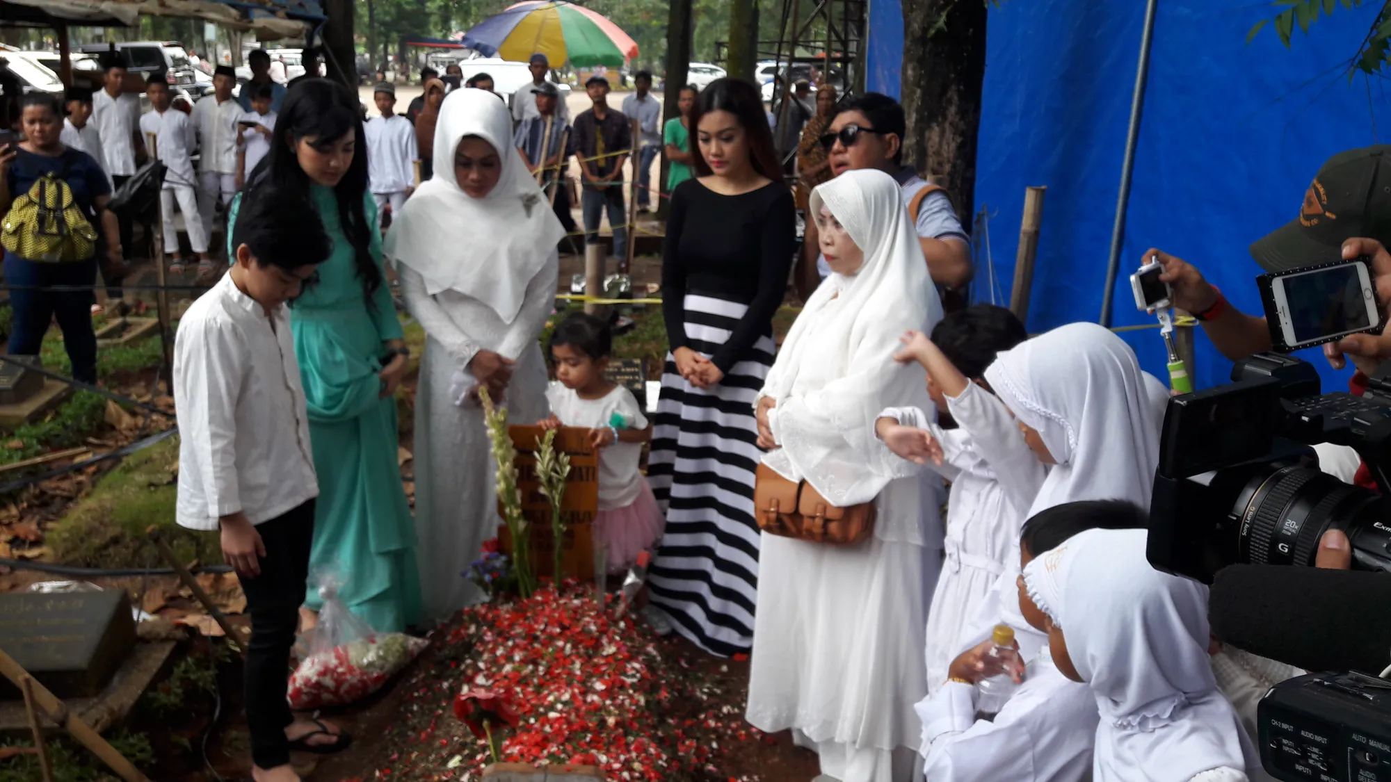 Keluarga rayakan ultah Jupe di makam. ©KapanLagi.com/Fikri Alfi Rosyadi