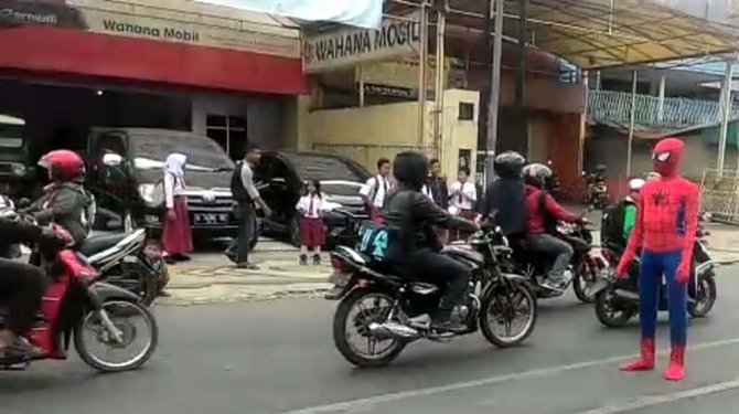 Bikin Heboh Pengguna Jalan Spider Man Atur Lalu  Lintas  