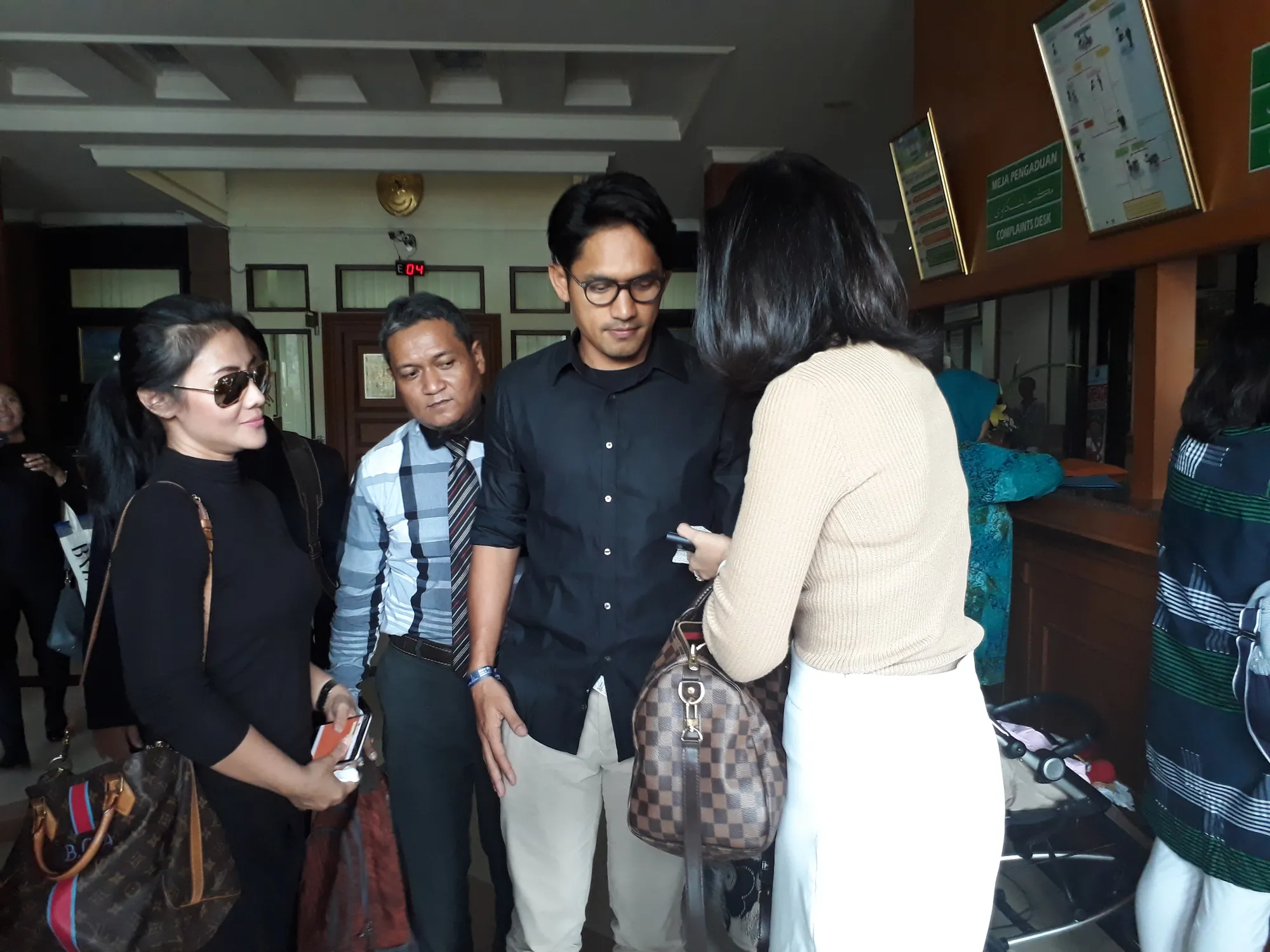 Ibnu Jamil dan Ade Maya hadir dalam persidangan. ©KapanLagi.com/Mathias Purwanto