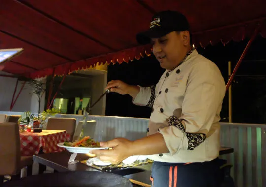 Chef David memeragakan keterampilan membuat BBQ Mongolian Style ©Kapanlagi.com/Iwan Tantomi