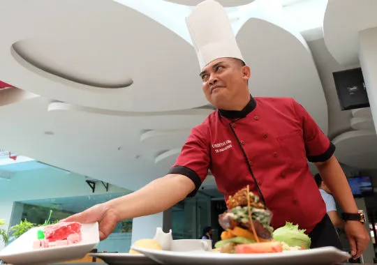 Chef Dono menyiapkan jamuan Valentine khusus bergaya Eropa di Horison Ultima Malang © Kapanlagi.com/Iwan Tantomi