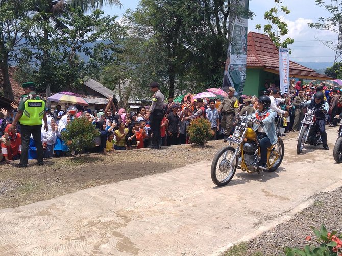 Sebelum Sukabumi, Jokowi juga sempat melakukan peninjauan dengan mengendarai motor di Papua © merdeka.com