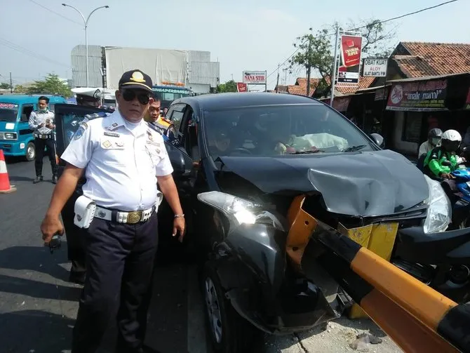 Kecelakaan Mobil di Arteri Cikampek © Merdeka