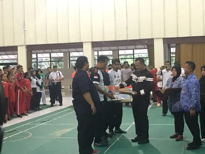 Menpora Imam Nahrawi beri penghargaan kepada 22 pelatih dan asisten pelatih di SKO Ragunan/Foto: © Merdeka.com