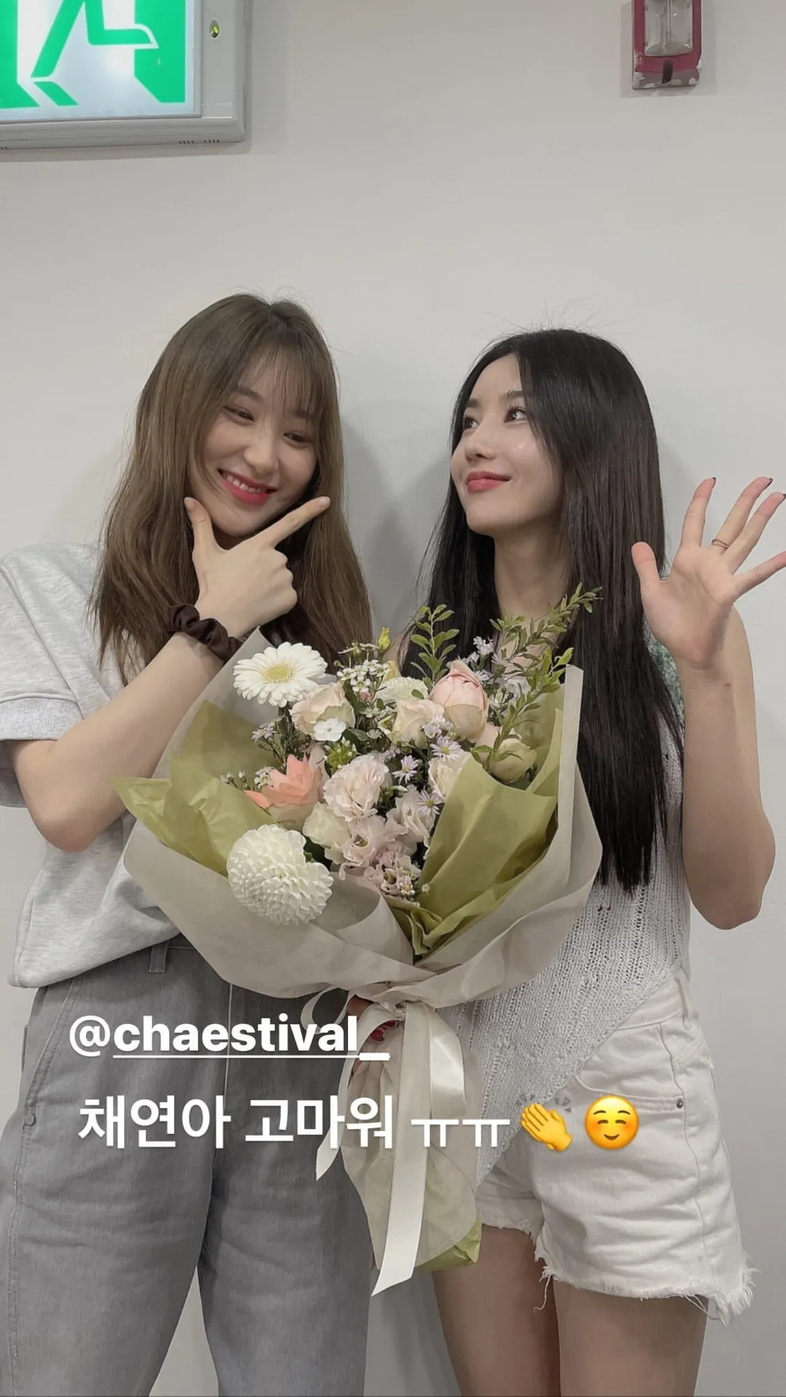 Bentuk Dukungan Chaeyeon Untuk Eunbi (Credit: Koreaboo)
