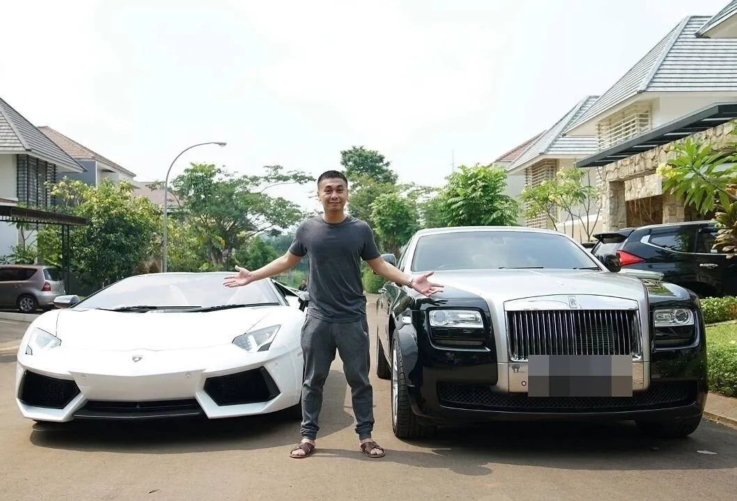 Radit saat sambangi kediaman dan juga cobain mobil Raffi © Instagram/raditya_dika