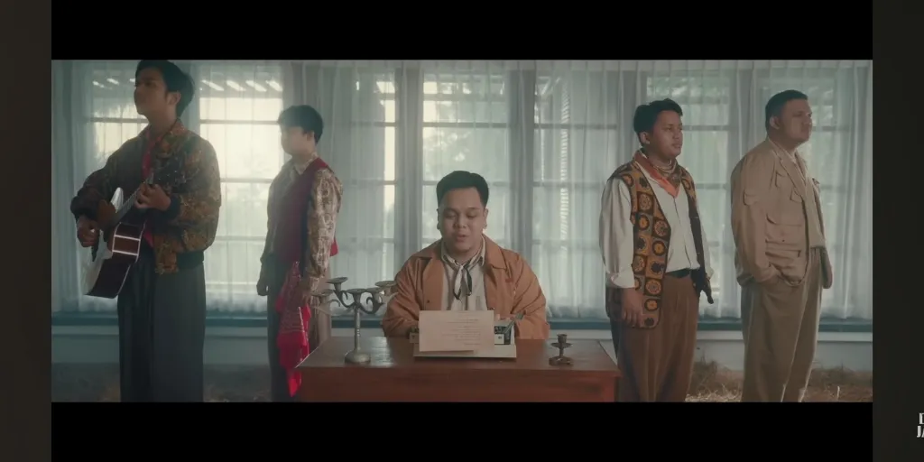 Daun Jatuh - Sekedar Mengagumi