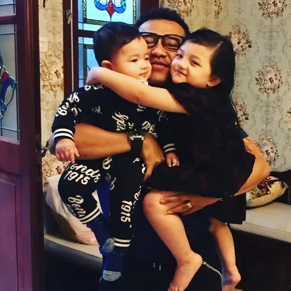 Arsya dan Achio nempel ke Anang © Instagram/ananghijau