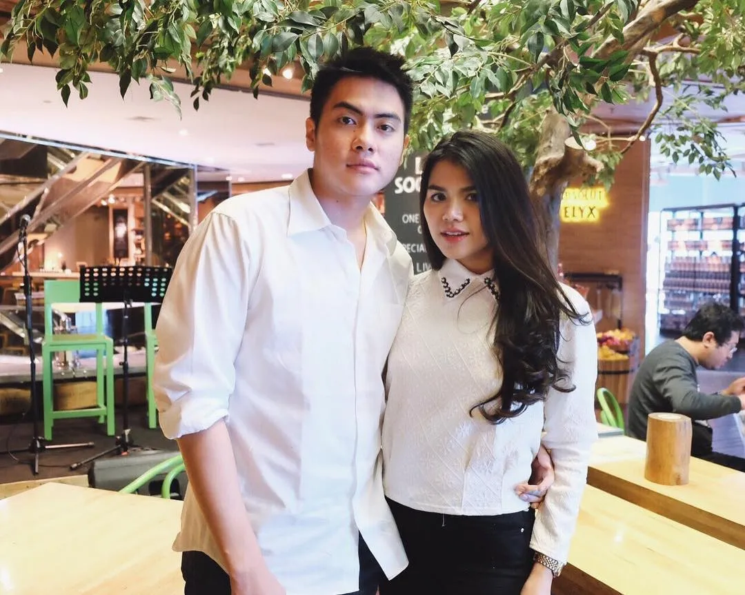 Kalia Labitta dan tunangannya, sosok tampan ini ikut menemani Vicky Shu saat menghadapi kasus dengan first travel. 姆nstagram.com/kalialabitta_