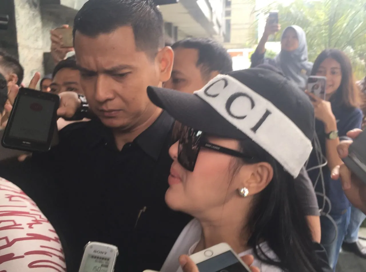 Penampilan Syahrini saat hadir di Bareskrim Mabes Polri dengan kaos Gabrielle Chanel dan topi Gucci. ©KapanLagi.com/Adi Abbas Nugroho