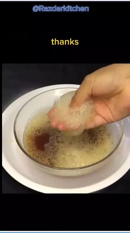 Air rebusan untuk cegah rambut beruban (Foto: YouTube/@razdarkitchen)