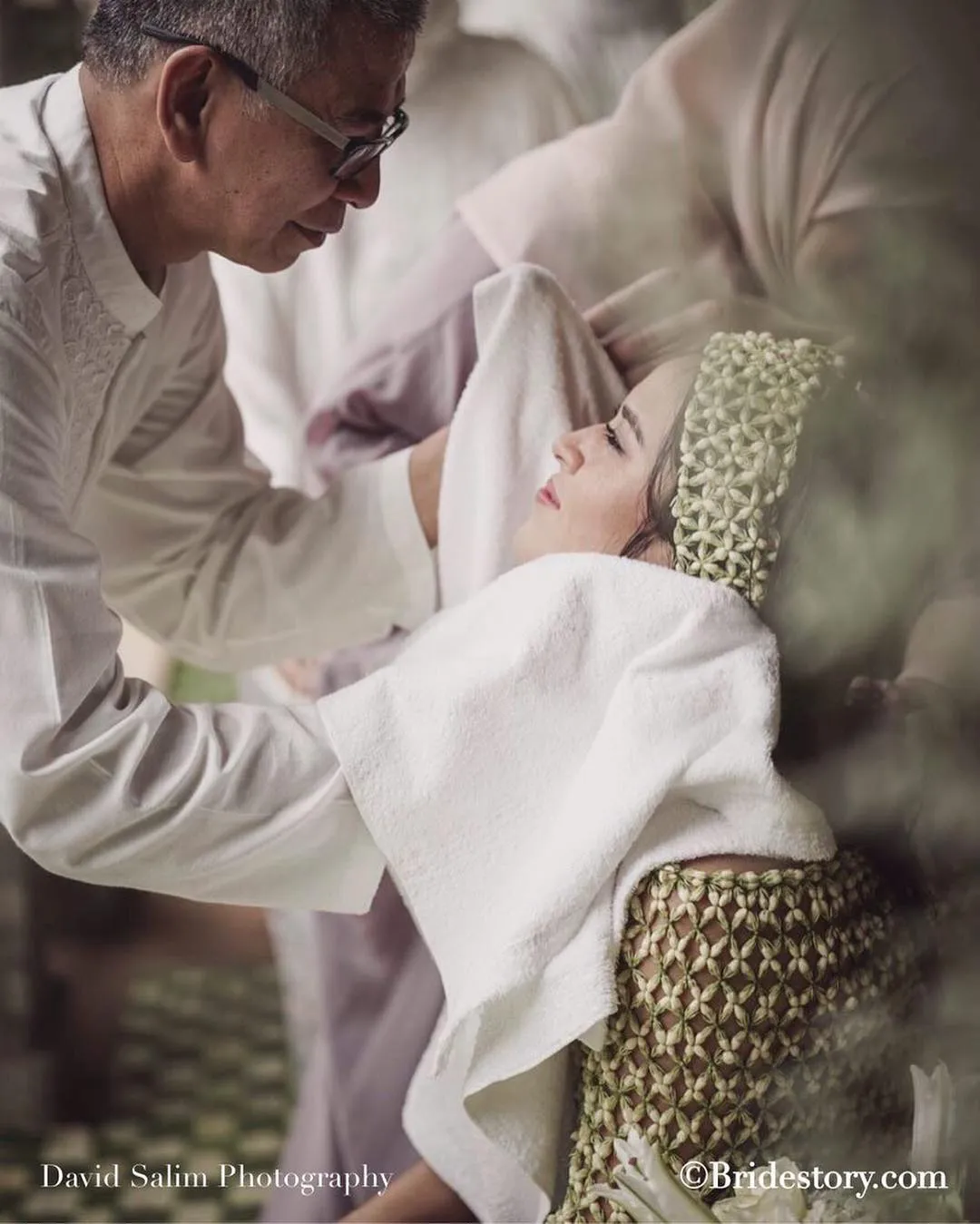 Ayah Raisa di prosesi siraman. 姆nstagram.com/thebridestory