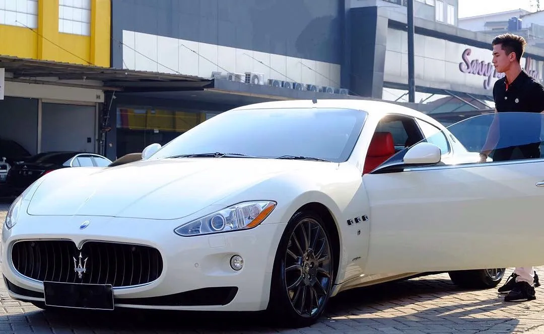 Verrell Bramasta dengan mobil barunya. Harga mobil anyar Maserati GranTurismo bisa mencapai angka miliaran rupiah. 姆nstagram.com/verrellbramasta