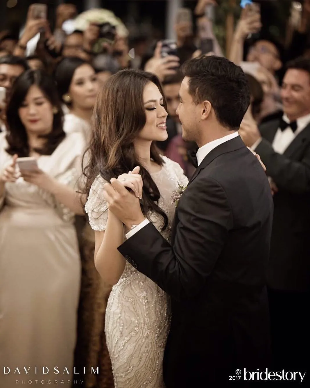 Raisa dan Hamish sempat berdansa dan diakhiri dengan ciuman. 姆nstagram.com/thebridestory