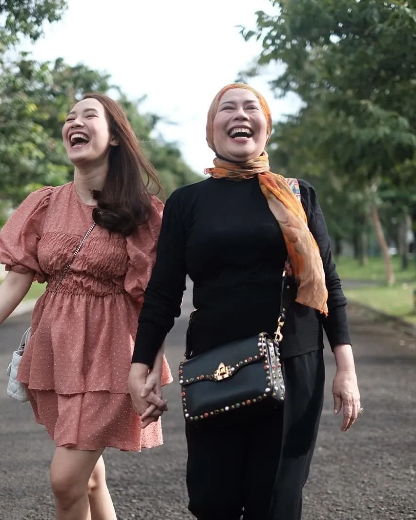 (credit: Instagram.com/dewiyullofficial/)