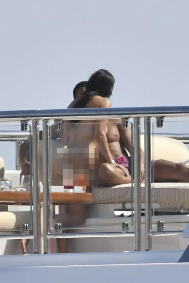 Kourtney dan brondongnya mesra saat liburan di Cannes © via the sun