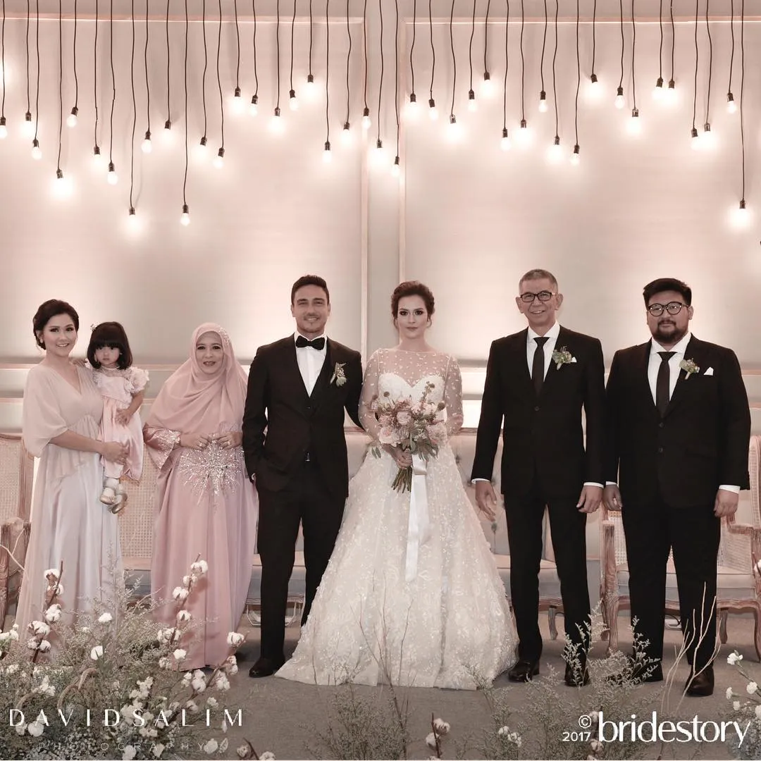 Penampilan Raisa dan sang Mama (hijab pink) yang dipuji oleh Dian Sastrowardoyo. ©instagram.com/thebridestory