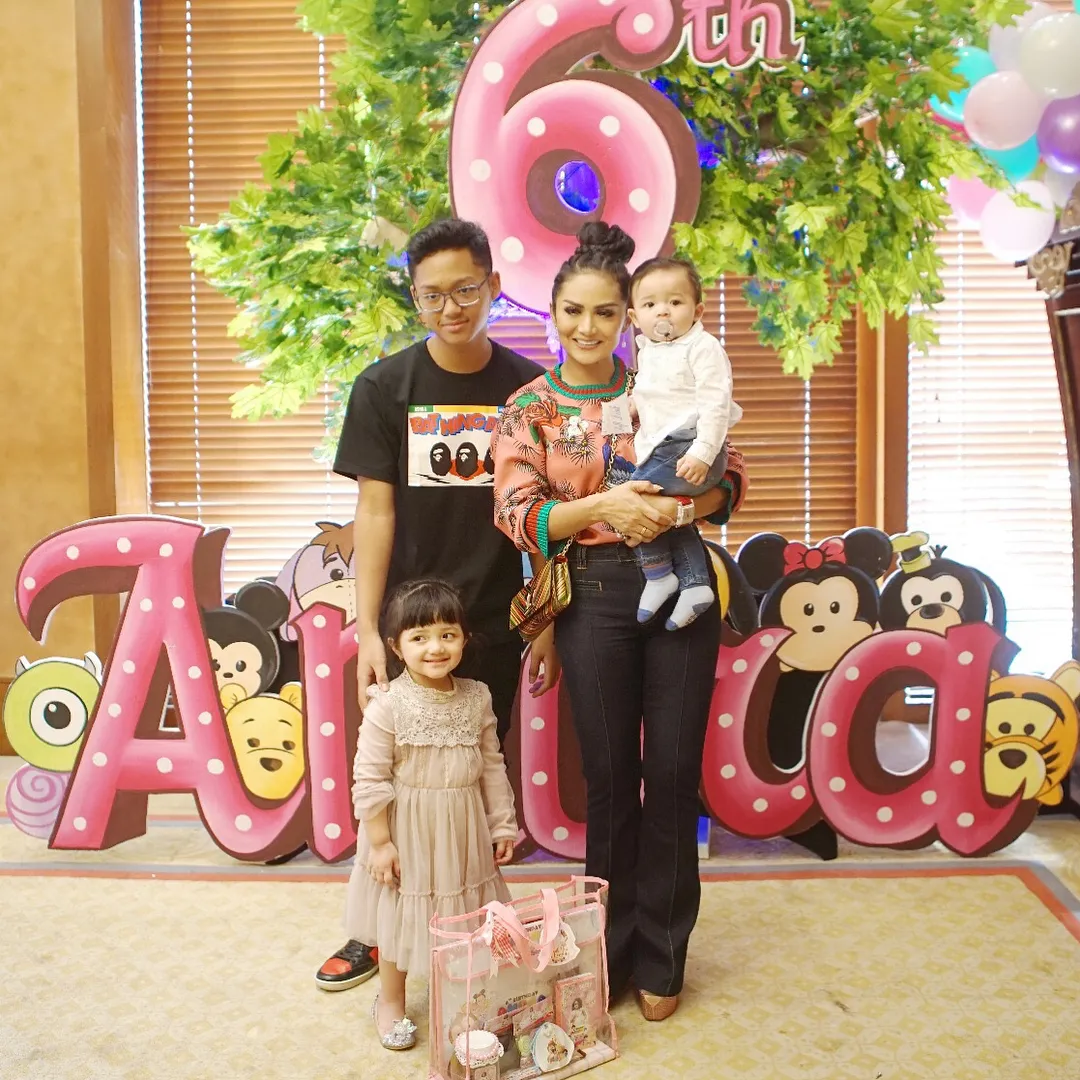 Hanya Azriel, Arsy dan Arsya yang hadir di pesta ultah Amora © Instagram/krisdayantilemos