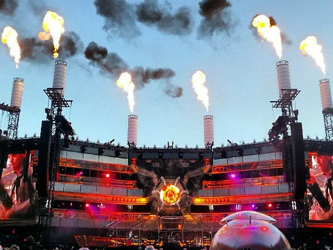 Salah satu panggung Muse di sebuah konser. Meriah! @www.gigwise.com 