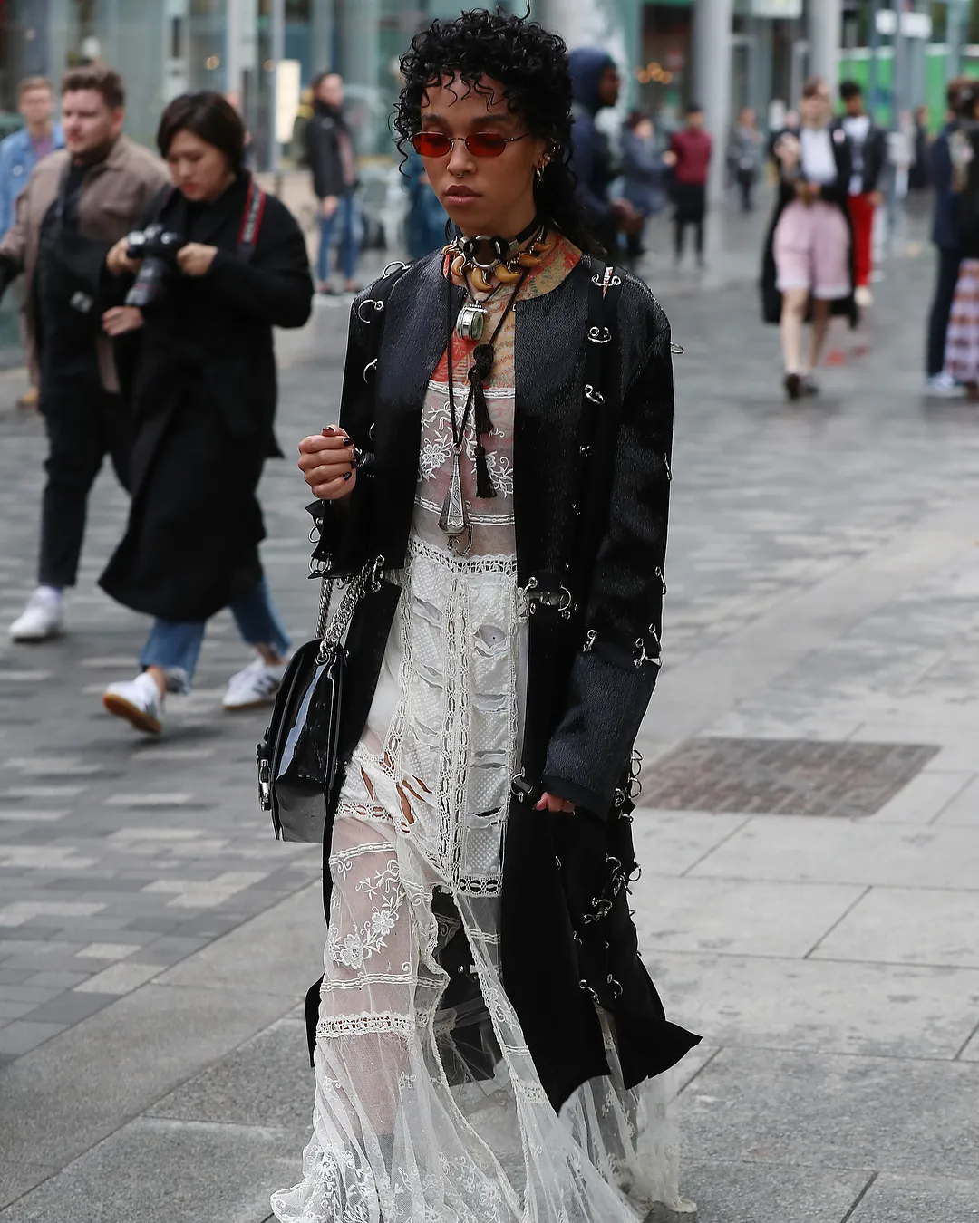 Di hari kedua LFW, FKA tidak pakai cincin tunangan lagi © Instagram.com/fkatwigsfans