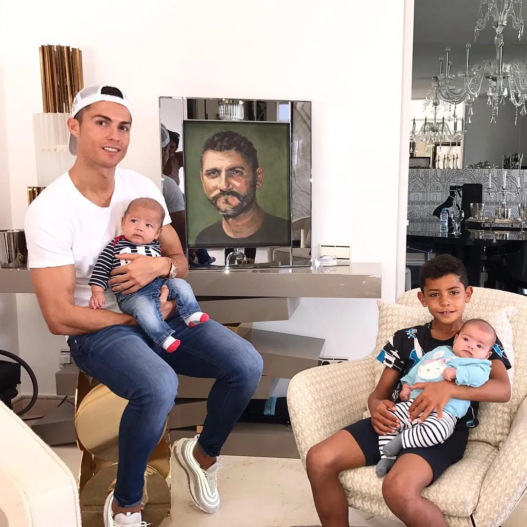 Cristiano Ronaldo bagikan foto kebersamaannya dengan 3 buah hatinya © Instagram.com/Cristiano