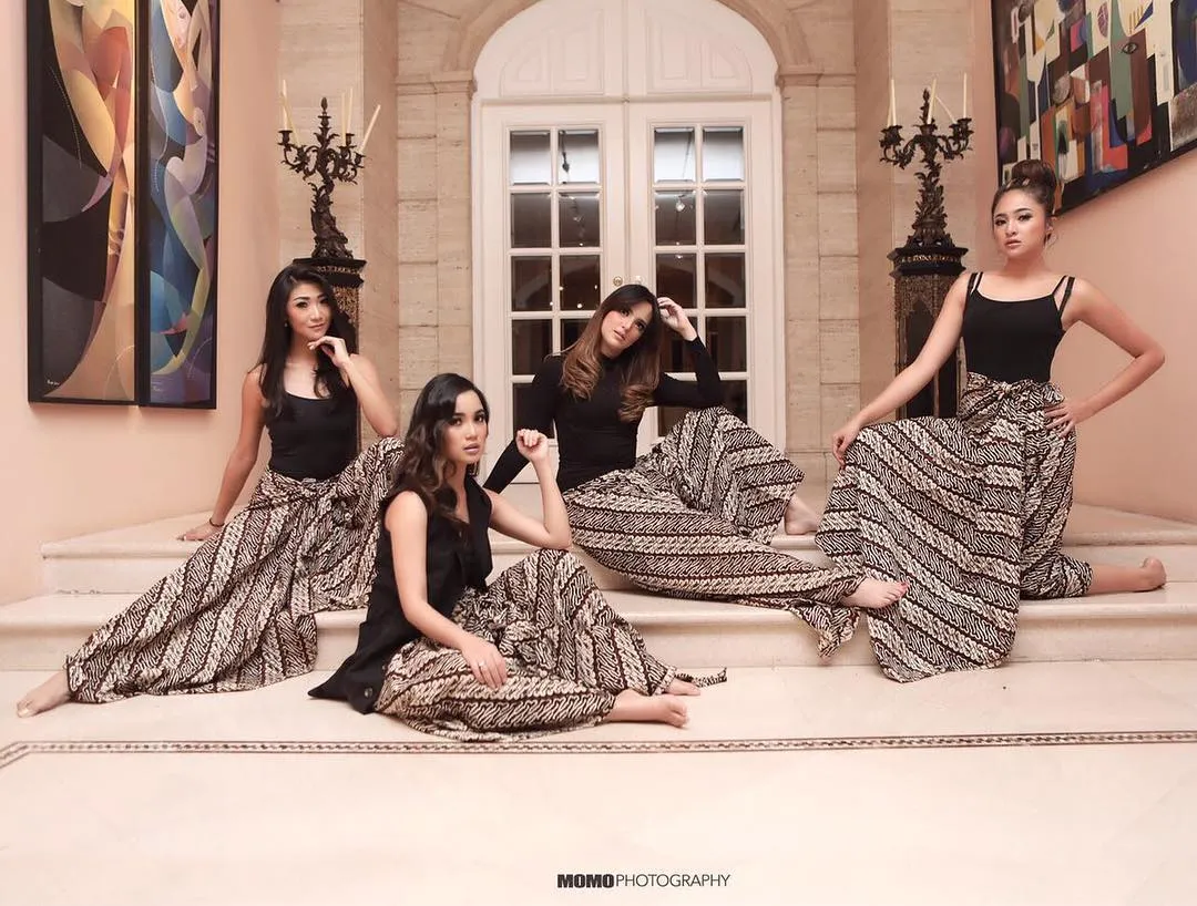 Pemotretan Hari Batik Ala Girl Squad © Instagram/momophotography88