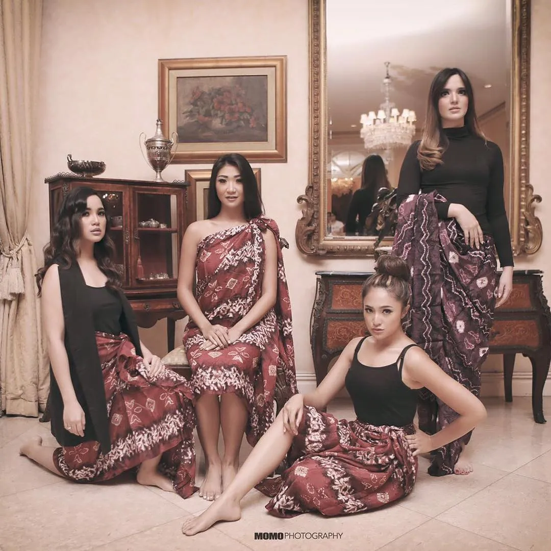 Jedar dan Caca bangga kenakan batik © Instagram/momophotography88