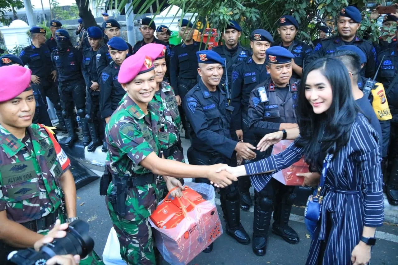 Para selebriti mendatangi MK untuk membagikan makanan berbuka. © PMJ NEWS