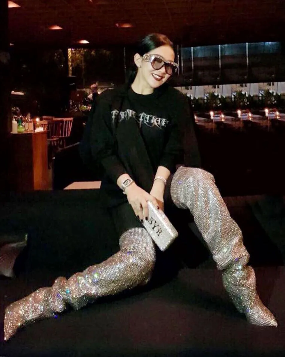 Syahrini tampil bling-bling. 姆nstagram.com/princessyahrini