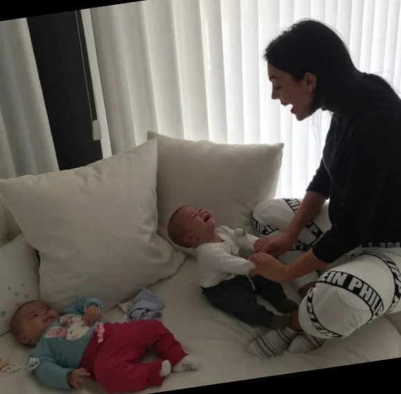 Georgina terlihat akrab dengan anak-anak Ronaldo © Instagram.com/georginagio