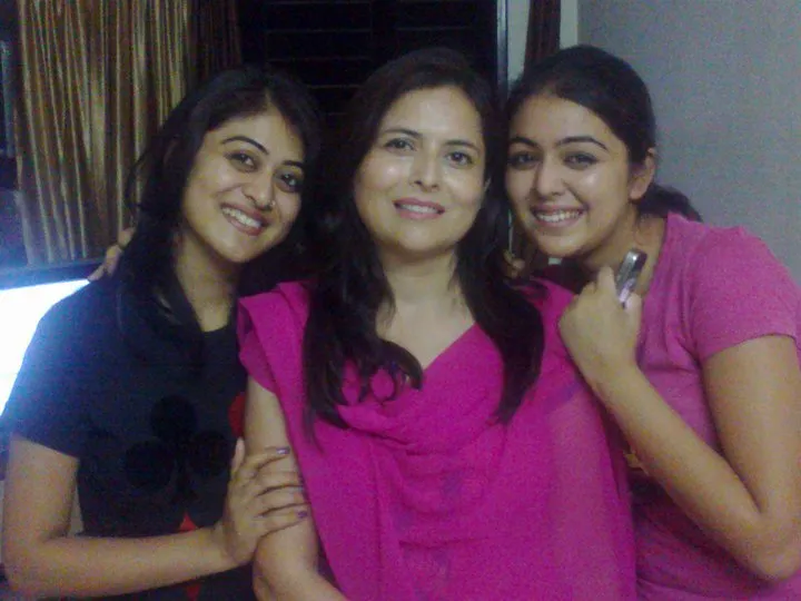 Shafaq (kanan) dan ibunya (tengah) sama-sama cantik. @istimewa