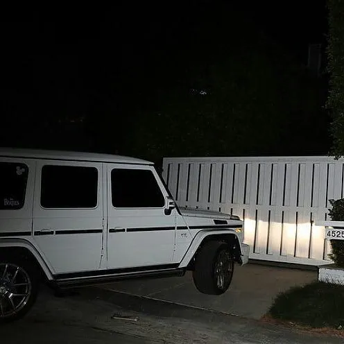 Mobil Justin tertangkap kamera di depan rumah Selena © dailymail.co.uk