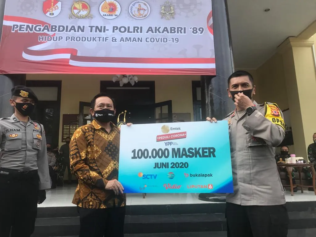 Ketua Umum YPP yang juga Direktur Utama Indosiar Bapak Imam Sudjarwo menyerahkan langsung kepada Kapolda Jawa Barat Irjen. Pol. Rudy Sufahriadi bantuan berupa 100.000 masker. (credit: EMTEK)